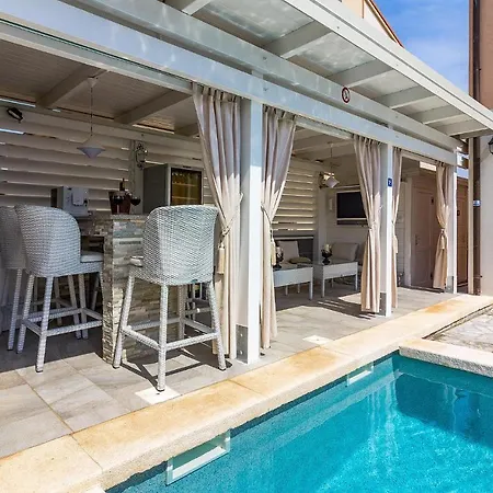 Apartment Lovely In With Kitchen Pula