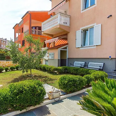 Apartment Lovely In With Kitchen Pula