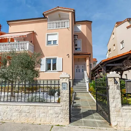 Lovely In With Kitchen Apartment Pula