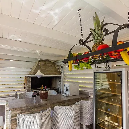 Lovely In With Kitchen Apartment