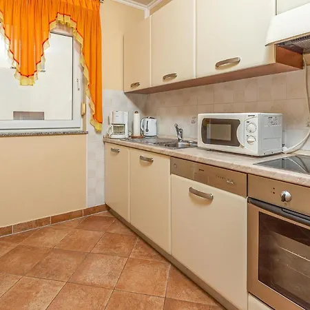 Lovely In With Kitchen Apartment *