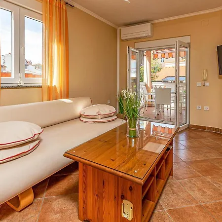 Apartment Lovely In With Kitchen Pula